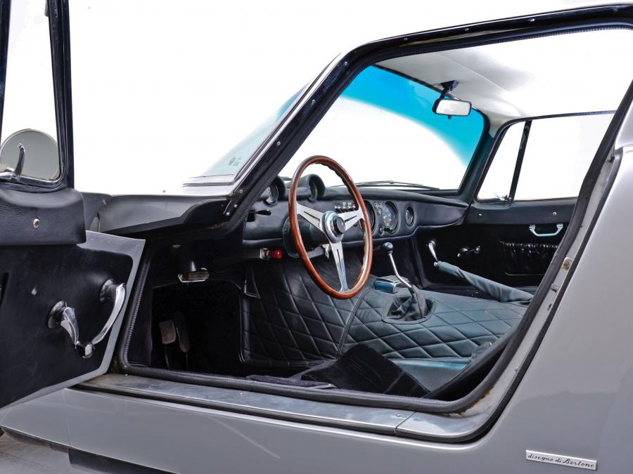 Интерьер Bizzarrini 5300 GT Strada 1965 года  (фото 10 из 14)